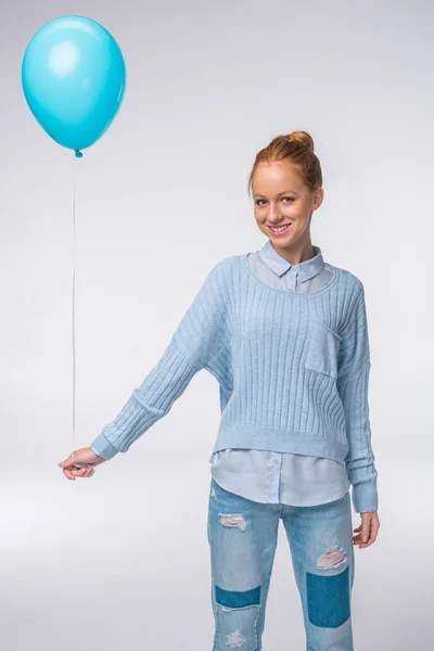 Menina em roupas azuis com balão — Fotografia de Stock