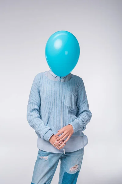 Chica en azul con globo - foto de stock