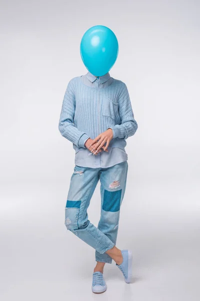 Fille avec ballon bleu — Photo de stock