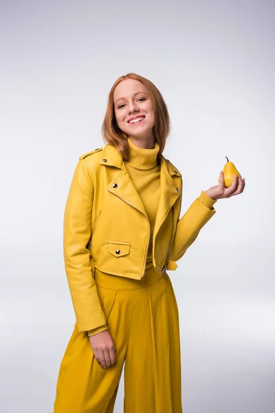 Menina em roupas amarelas com pêra — Fotografia de Stock