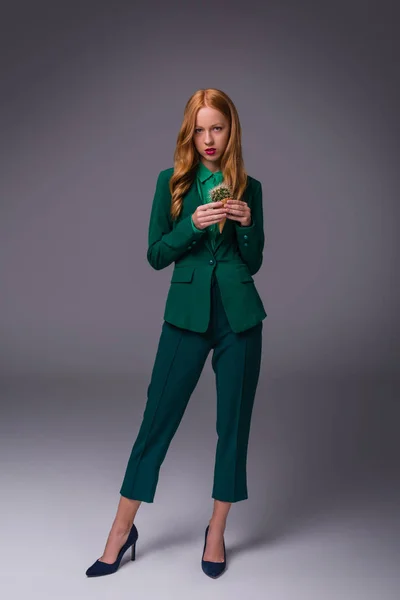 Chica con estilo en traje verde - foto de stock