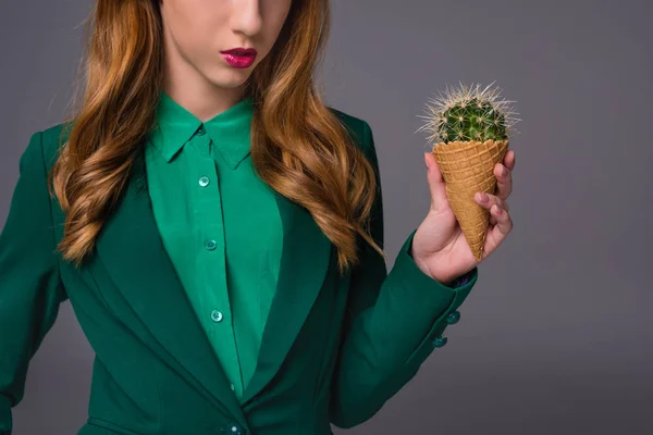 Стильная девушка с кактусом в вафельном конусе — стоковое фото