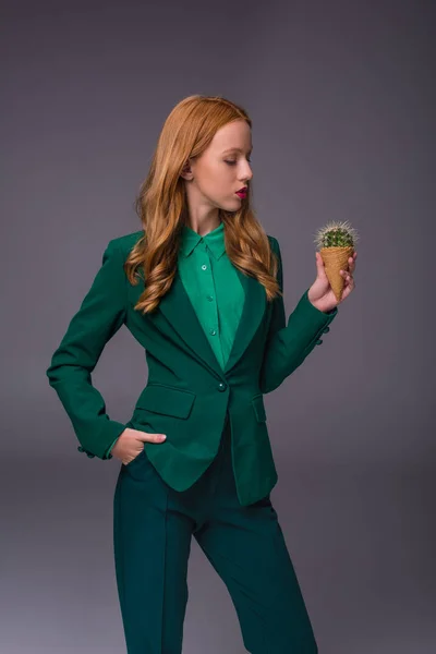 Модная девушка в зеленом костюме — стоковое фото