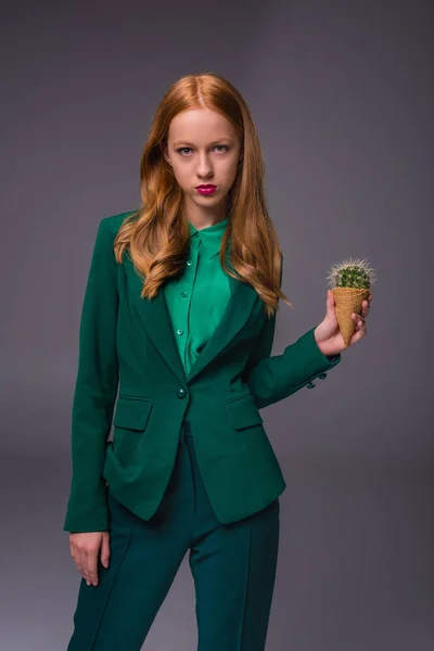 Jolie fille avec cactus — Photo de stock