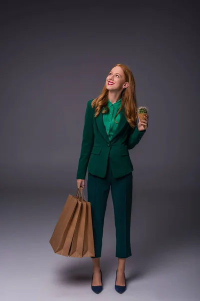 Belle fille avec des sacs à provisions — Photo de stock