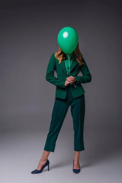 Chica con estilo con globo - foto de stock