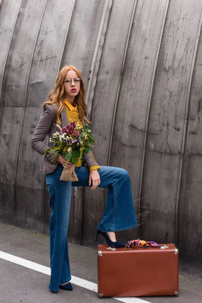 Traveler with vintage suitcase — Stock Photo