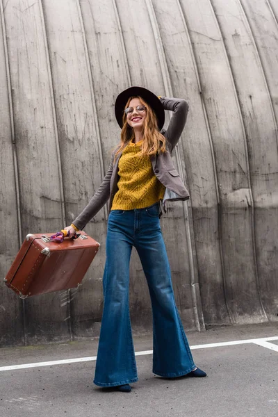 Stilvolles Mädchen mit Hut und Koffer — Stockfoto