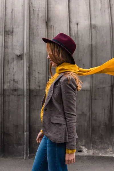 Menina elegante em chapéu fedora — Fotografia de Stock