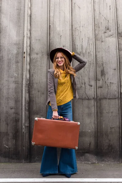 Stilvolles Mädchen mit Koffer — Stockfoto