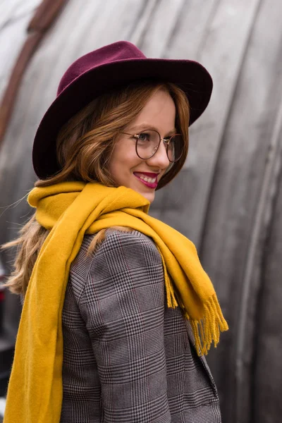 Pelirroja en sombrero fedora - foto de stock