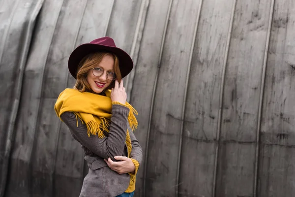 Fille en chapeau et écharpe — Photo de stock