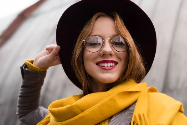Mädchen mit Brille, Fedora-Hut — Stockfoto