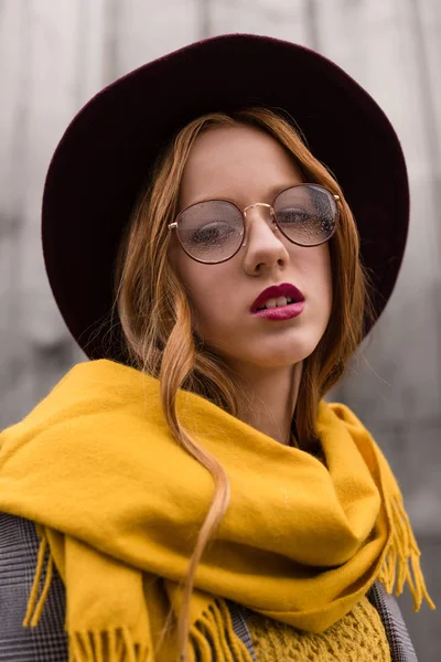 Chica pelirroja con estilo en gafas graduadas - foto de stock