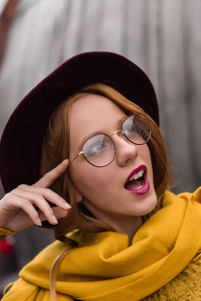 Excitée fille dans les lunettes — Photo de stock