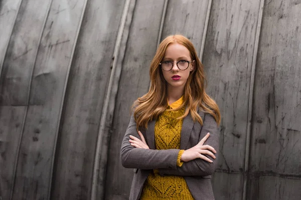 Chica con estilo en traje de otoño - foto de stock