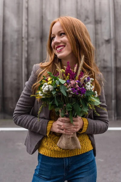 Руда дівчина з квітами — стокове фото