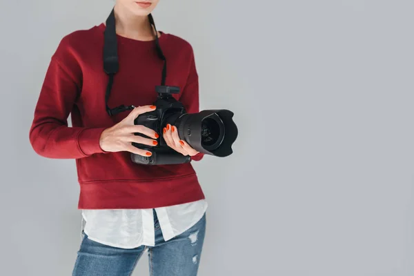 Femme photographe avec appareil photo numérique — Photo de stock