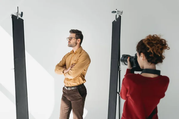 Fotografo femminile e bel modello — Foto stock