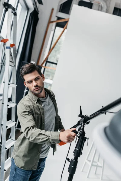 Fotógrafo masculino com equipamento de iluminação — Fotografia de Stock