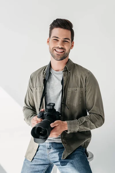 Photographe masculin avec appareil photo numérique — Photo de stock