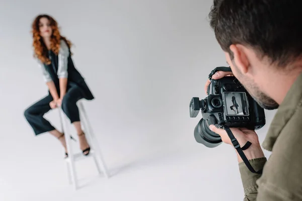 Photographer and attractive model — Stock Photo