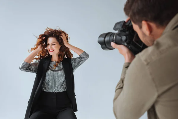 Fotógrafo y modelo atractivo - foto de stock