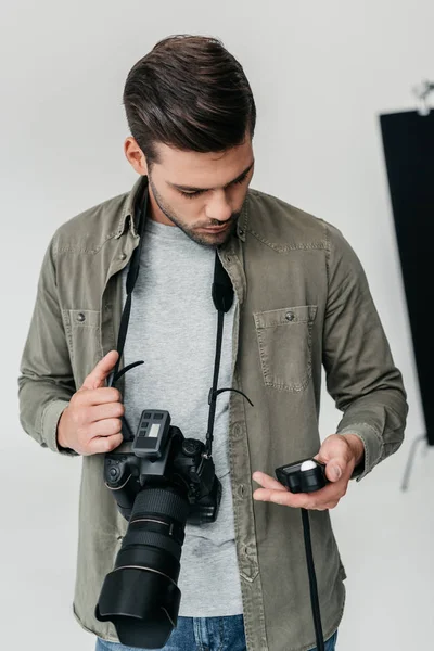 Fotógrafo con cámara y medidor de luz - foto de stock