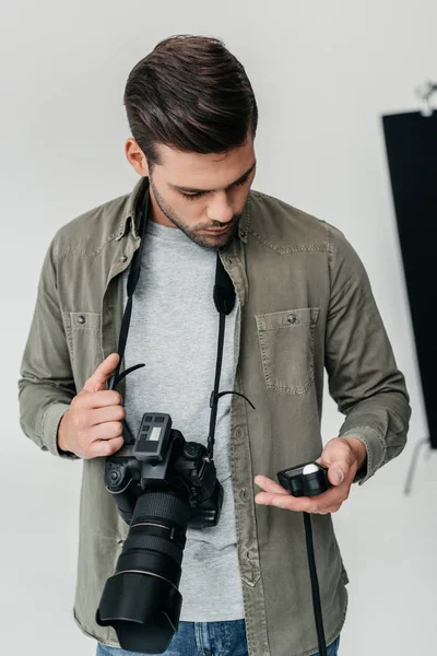 Fotograf mit Kamera und Belichtungsmesser — Stockfoto