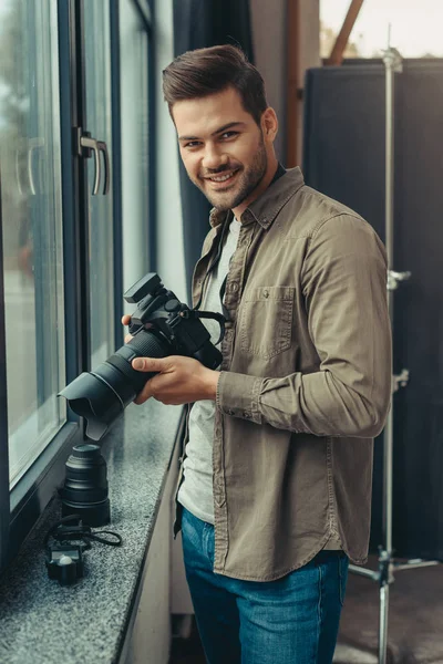 Fotógrafo con cámara digital - foto de stock