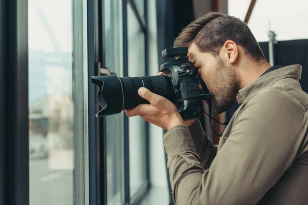 Fotógrafo com câmera fotográfica digital — Fotografia de Stock