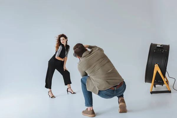 Photographe et modèle sur le tournage de mode — Photo de stock