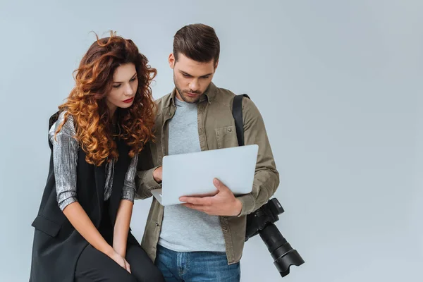 Fotógrafo e modelo com laptop — Fotografia de Stock