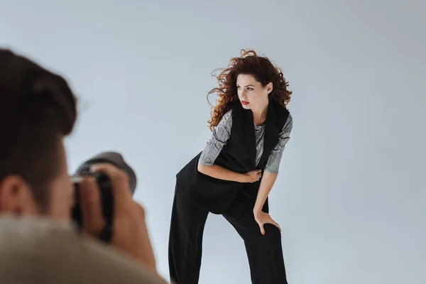 Photographer and attractive model — Stock Photo