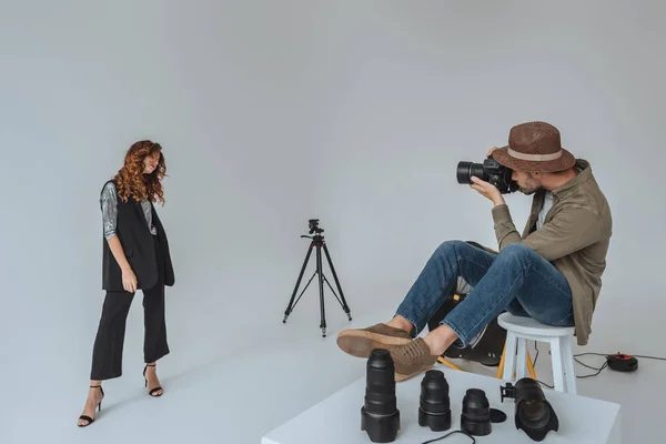 Photographe et mannequin en studio photo — Photo de stock