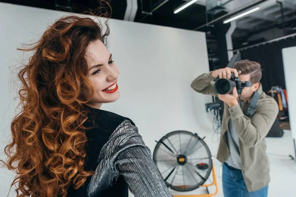 Photographer and beautiful model — Stock Photo