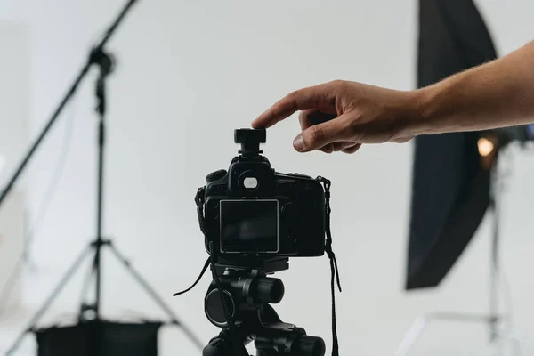 Цифровая фотокамера на штативе — стоковое фото
