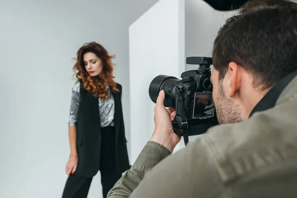 Photographe professionnel et modèle — Stock Photo