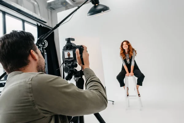 Fotograf und Model beim Modeshooting — Stockfoto
