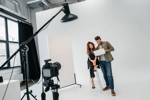 Photographer and model in photo studio — Stock Photo