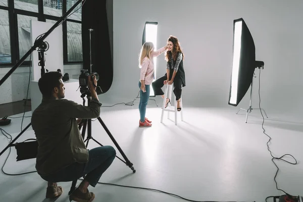 Fotógrafo, maquiador e modelo — Fotografia de Stock