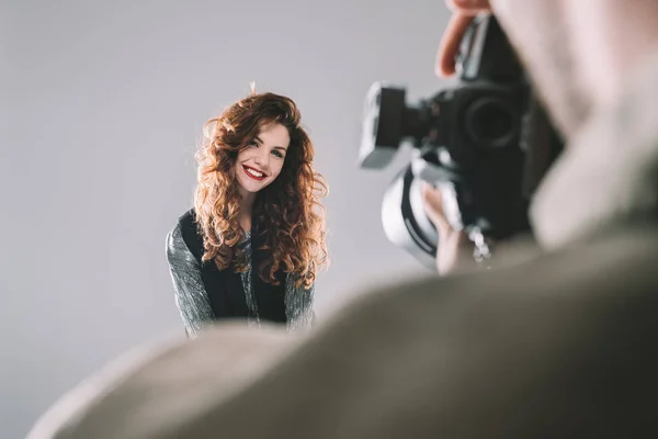 Taking photos with beautiful model — Stock Photo
