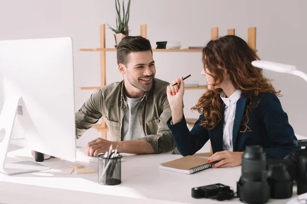 Fotografi che lavorano insieme — Foto stock