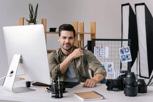 Fotógrafo com tablet gráfico — Fotografia de Stock