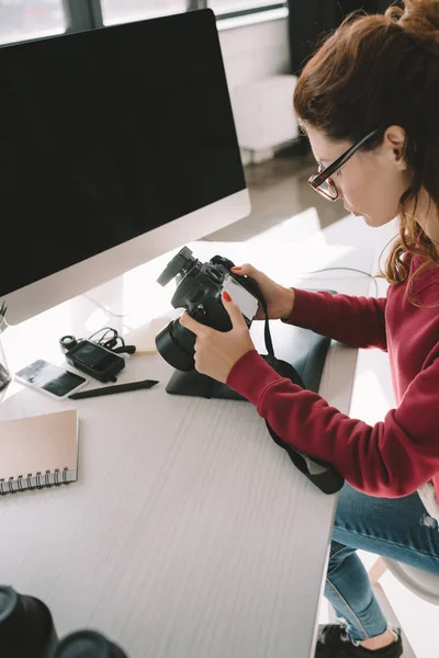 Photographe avec appareil photo numérique au bureau — Photo de stock