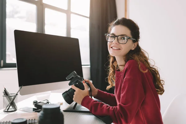 Beautiful female photographer — Stock Photo