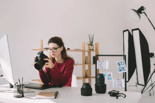 Fotógrafo com lentes, câmera digital — Fotografia de Stock