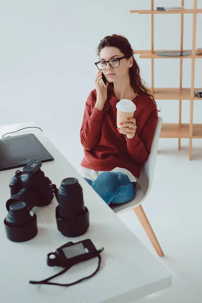 Fotografo femminile con smartphone — Foto stock