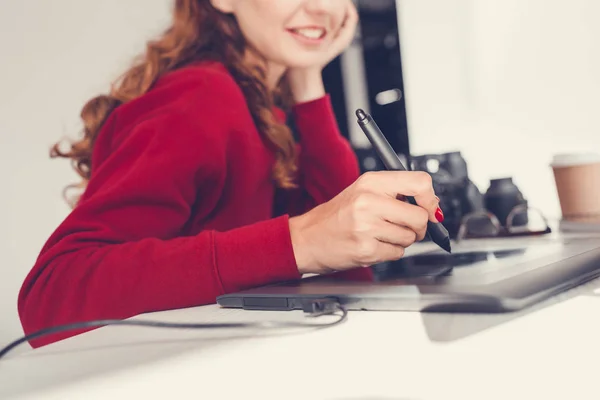 Diseñador con gráficos tableta — Stock Photo