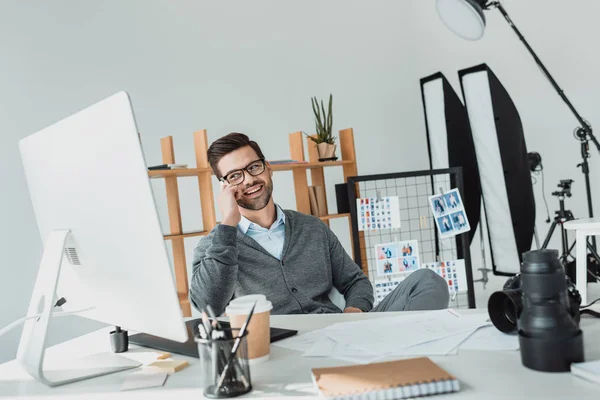 Photographe travaillant au bureau — Photo de stock